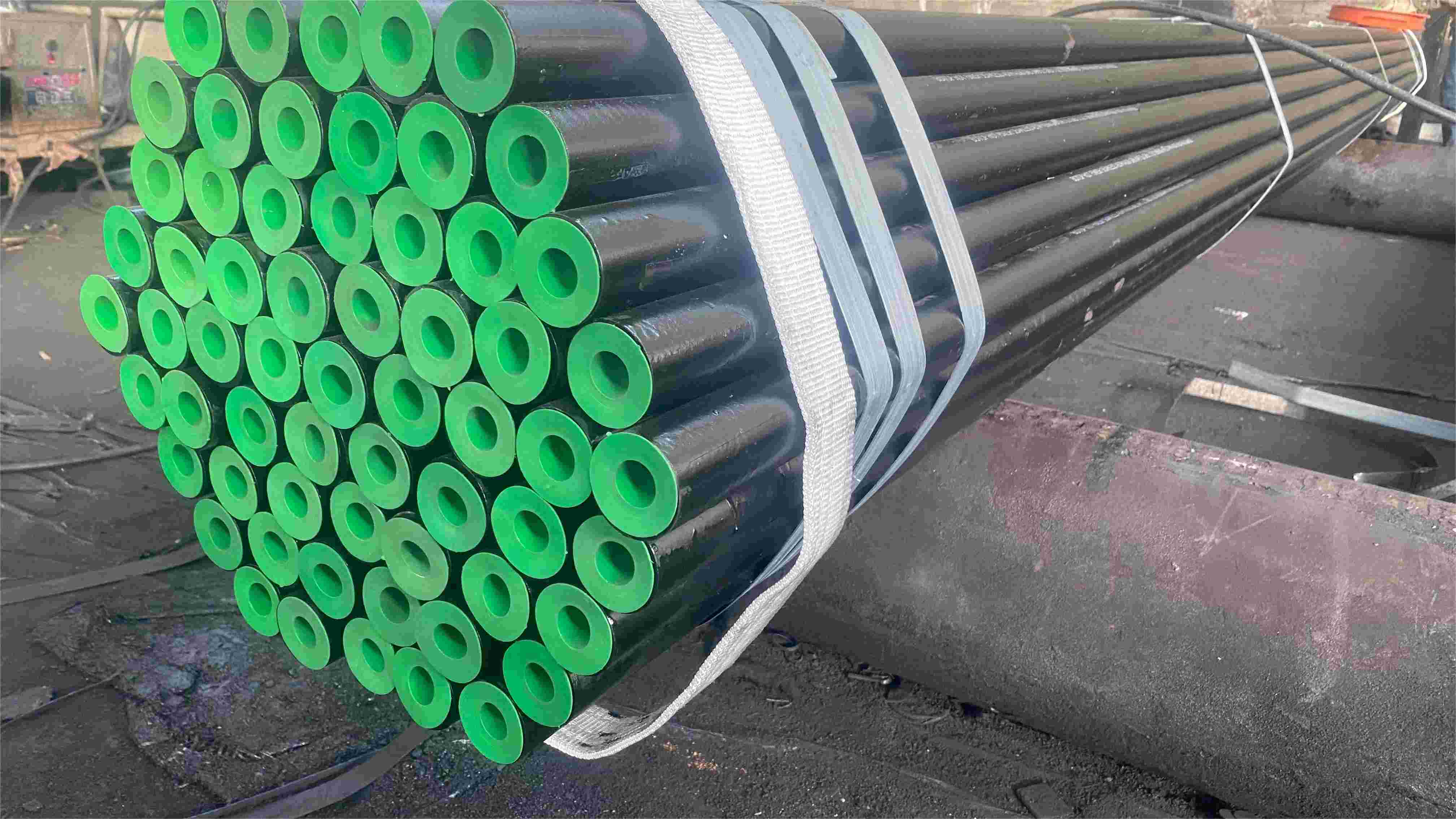 Seamless carbon steel pipe exterior black paint 