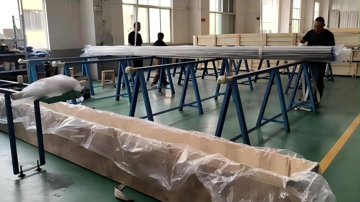 Упаковка труб из нержавеющей стали в деревянные ящики.