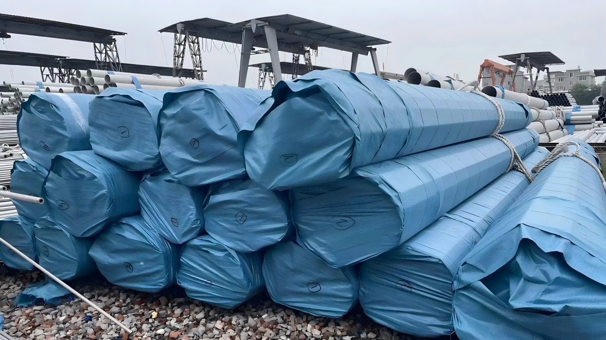 Упаковка труб из нержавеющей стали в тканые мешки.